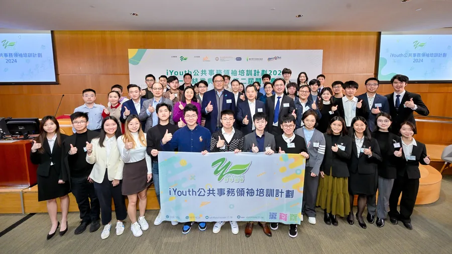 結業典禮暨開班典禮上，嘉賓與全體學員在台前持計劃橫額大合照。