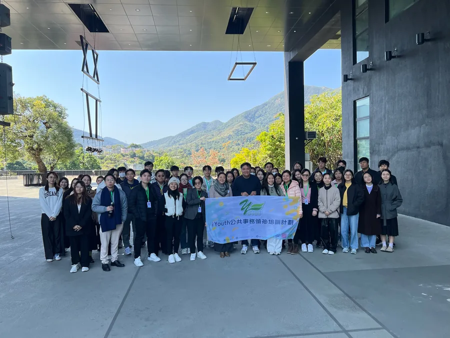 典禮上嘉賓與學員在台前的大合照。