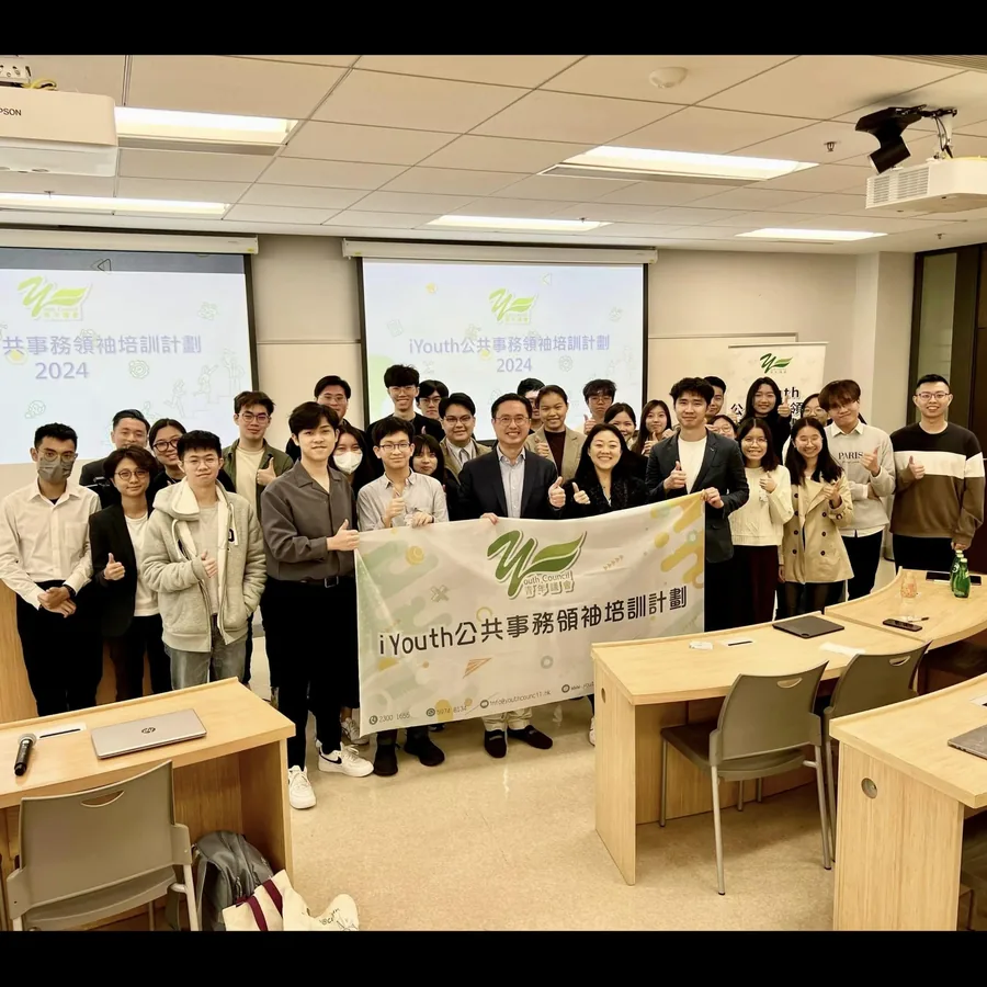 課室內學員與會長的合照。