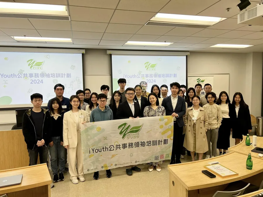 iYouth 學員與立法會議員張欣宇先生在課室內合照。