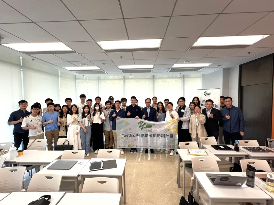 iYouth 學員與聶德權教授在課室內合照。