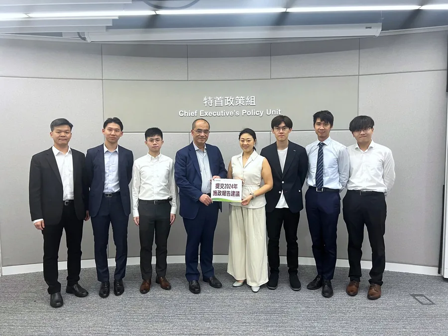 青年議會代表與 iYouth 學員到訪特首政策組後合照，中央人士手持紀念品。